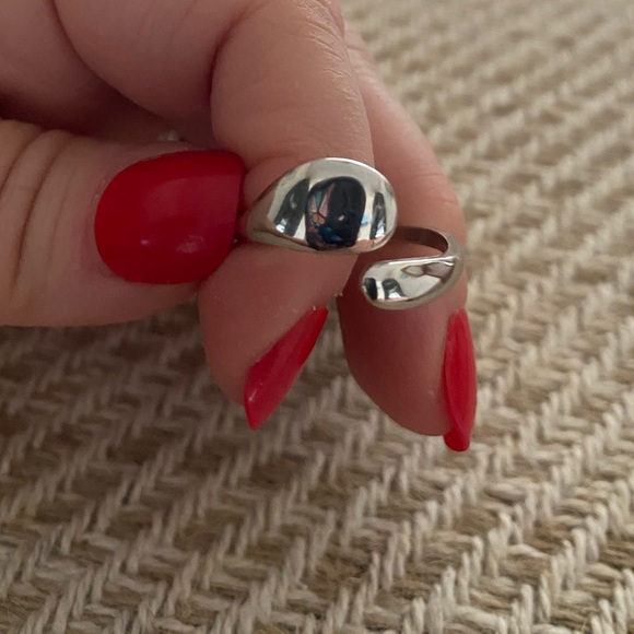 925 sterling silver ring size 9 (but pliable so it can be adjusted) - Picture 1 of 3